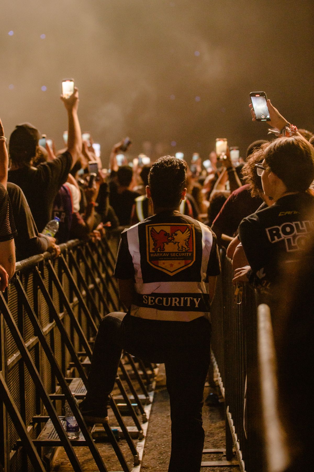 Security vor einer Menschenmenge bei einem Abendkonzert