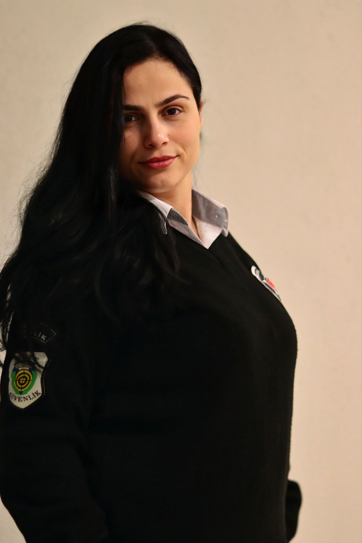 Sicherheitsmitarbeiterin in dunkler Uniform im Profil